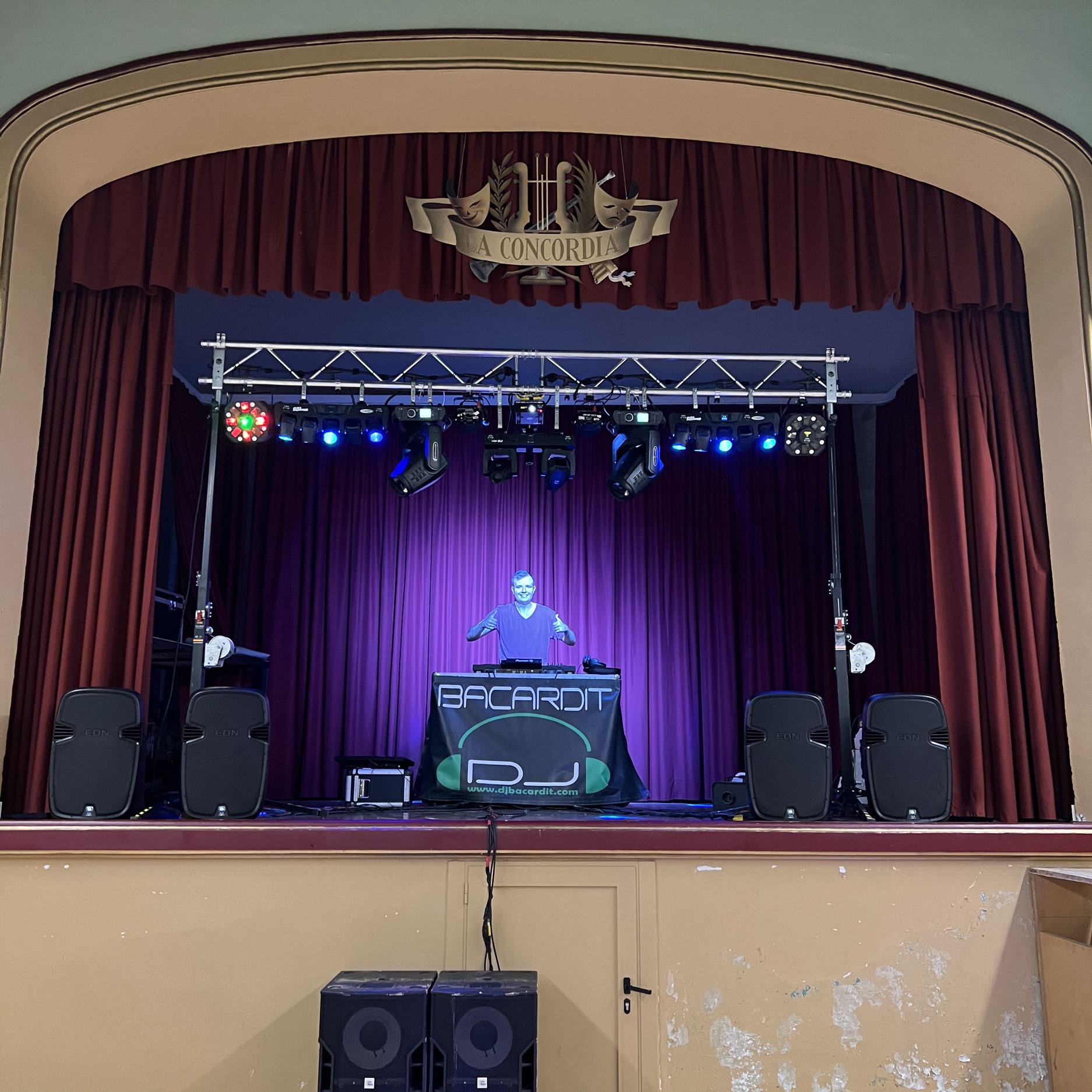 Montaje de discomóvil de DJ Bacardit con altavoces y puente de iluminación