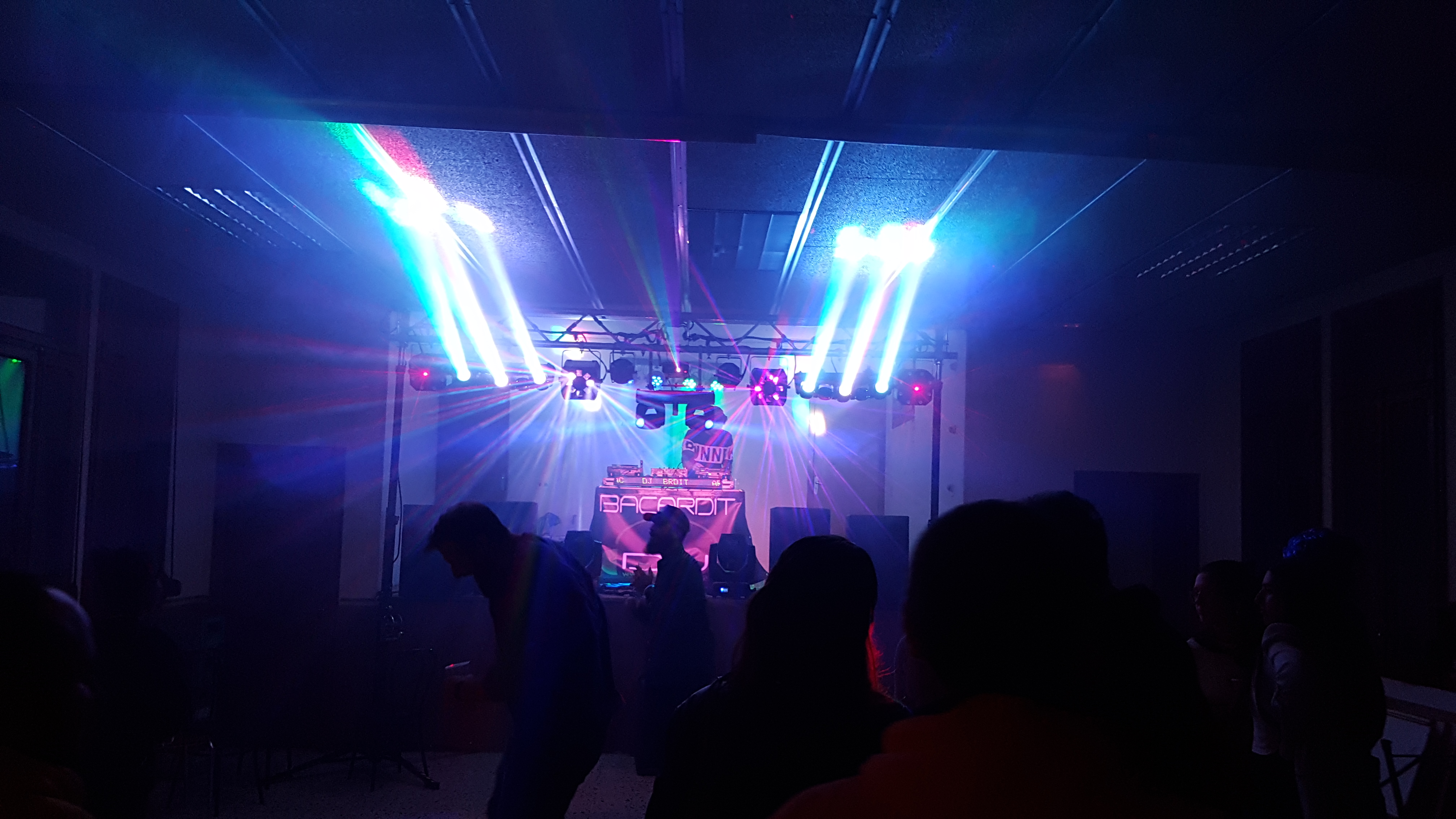 Iluminación profesional durante una actuación de DJ Bacardit